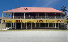 Queensport Tavern And Motel